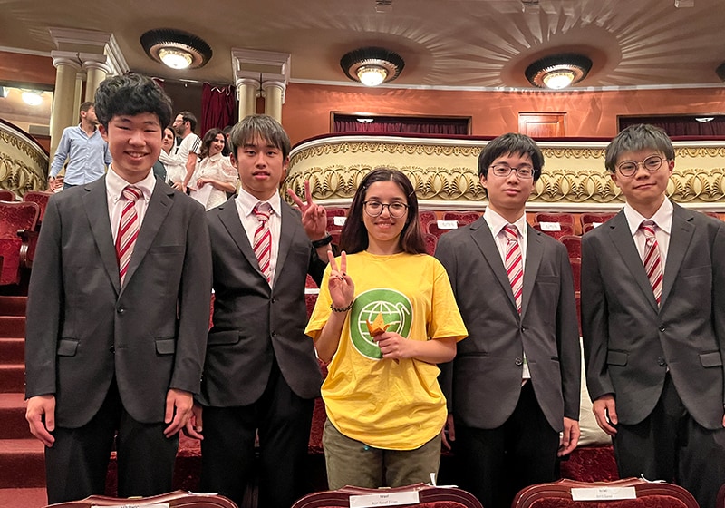 日本代表生徒の4人と、大会の間、生徒たちをサポートした現地ガイド（写真提供 国際生物学オリンピック日本委員会）