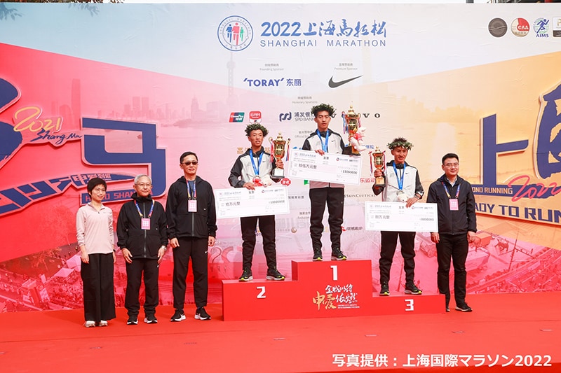 男子フルマラソン表彰式。プレゼンターとして東麗（中国）投資有限公司の沓澤董事長（左から2人目）が登壇しました。