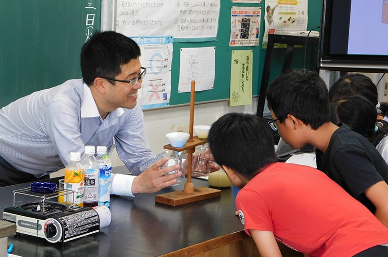 積極的に授業に参加する子どもたち