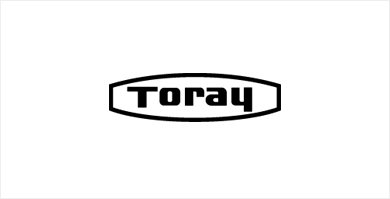 新社名「東レ」のもと、社旗を掲げる社員(1971年頃)。社旗のマークは1963年5月より社章として使用