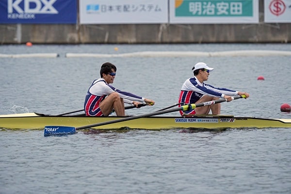 【全日本】優勝を決めた軽量級ペアクルー（右から酒井選手・江本選手）