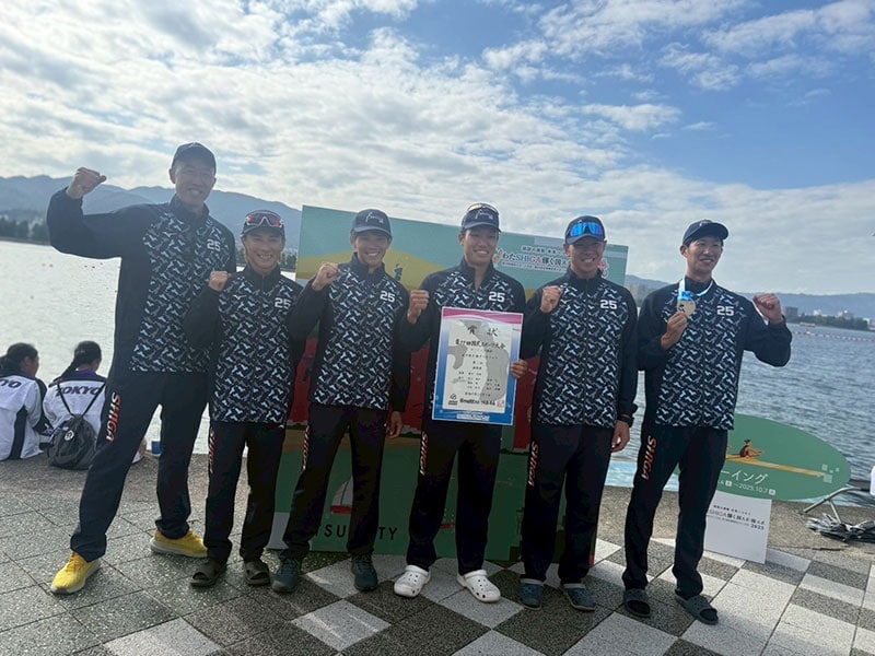 舵手付きフォア表彰式後の集合写真