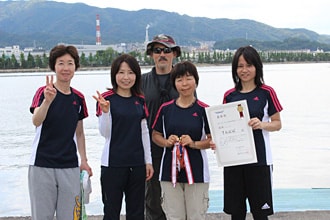 女子の部優勝の「てんぽぽ」メンバー