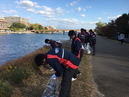 瀬田川沿いのゴミを拾う選手たち