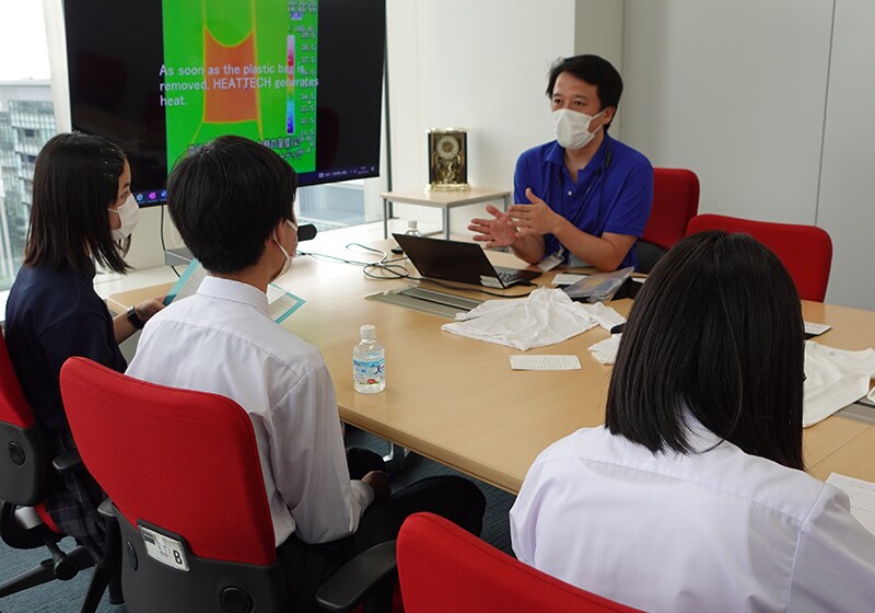 To help with exploratory learning programs at junior high schools in Tokyo, employees conducted face-to-face and online interviews with students. (Toray Industries, Inc.)