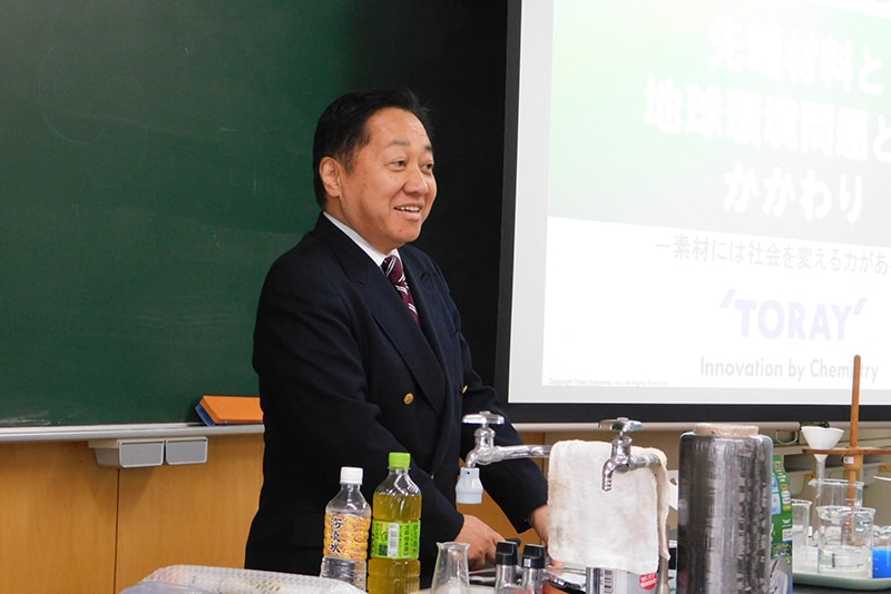 Toray employees delivering science lessons
