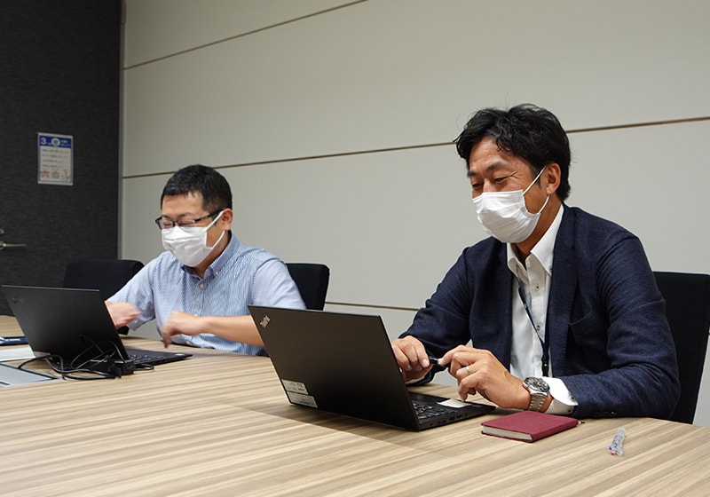 To help with exploratory learning programs at junior high schools in Tokyo, employees conducted face-to-face and online interviews with students. (Toray Industries, Inc.)