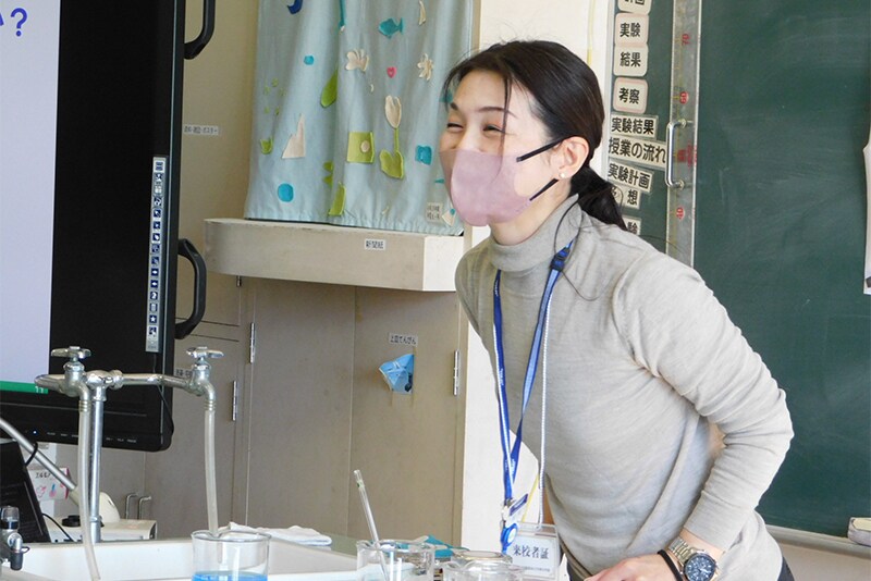 Toray employees delivering science lessons