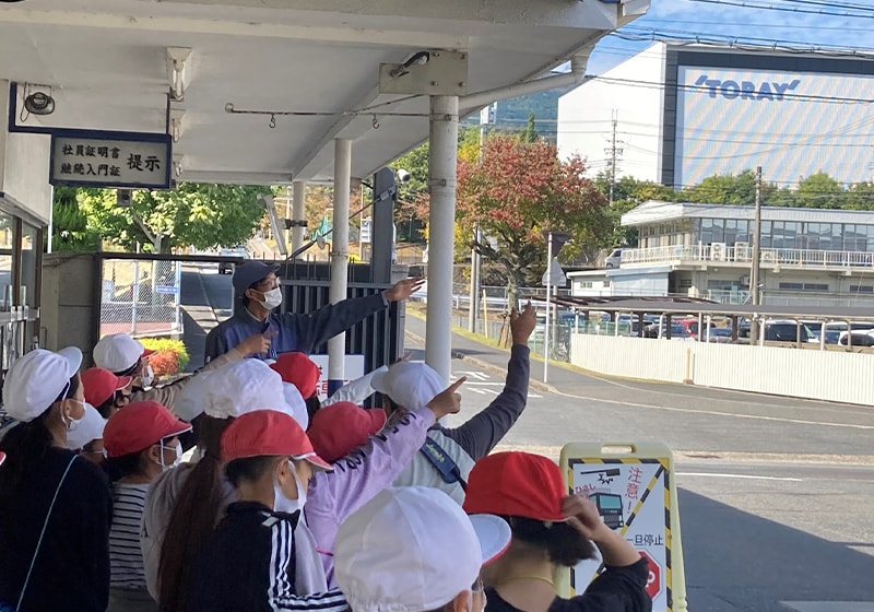 Local elementary school tour the Shiga Plant. The students asked many questions, such as, “What kind of things do you make at the plant?” and “What is your company concerned about when it comes to the environment?” (Toray Industries, Inc. Shiga Plant)