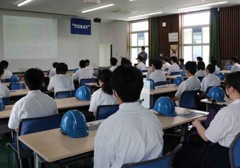 Plant tour for students from a nearby high school. After the tour, the students interacted with senior employees. (Toray Industries, Inc. Okazaki Plant)