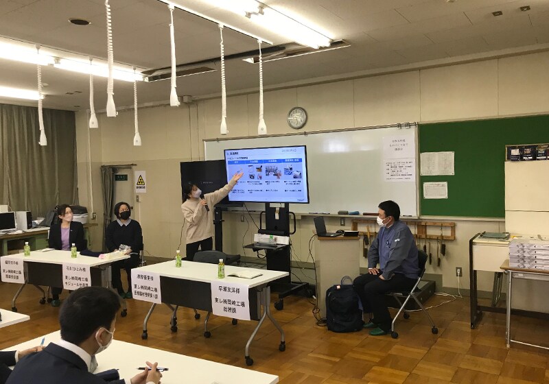 Lecture event featuring women from the manufacturing industry, hosted by a nearby technical high school. The Toray employee spoke about her own experiences, including the nature of her work and its rewards. (Toray Industries, Inc. Okazaki Plant)