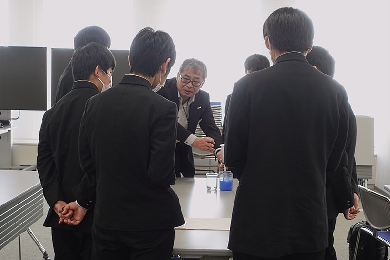 Lecture event featuring women from the manufacturing industry, hosted by a nearby technical high school. The Toray employee spoke about her own experiences, including the nature of her work and its rewards. (Toray Industries, Inc. Okazaki Plant)