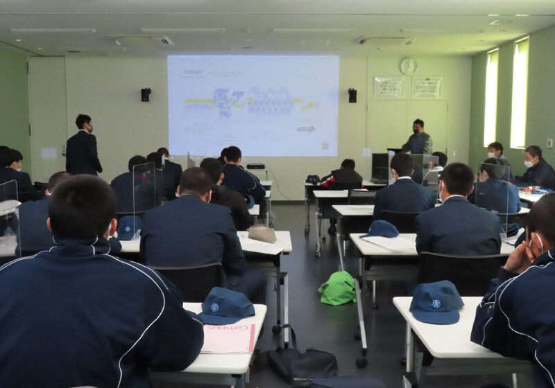 Local high school students on a plant tour. The students also got a chance to actually see and touch products made from Toray materials, such as wigs and tennis rackets. (Toray Monofilament Co., Ltd.)