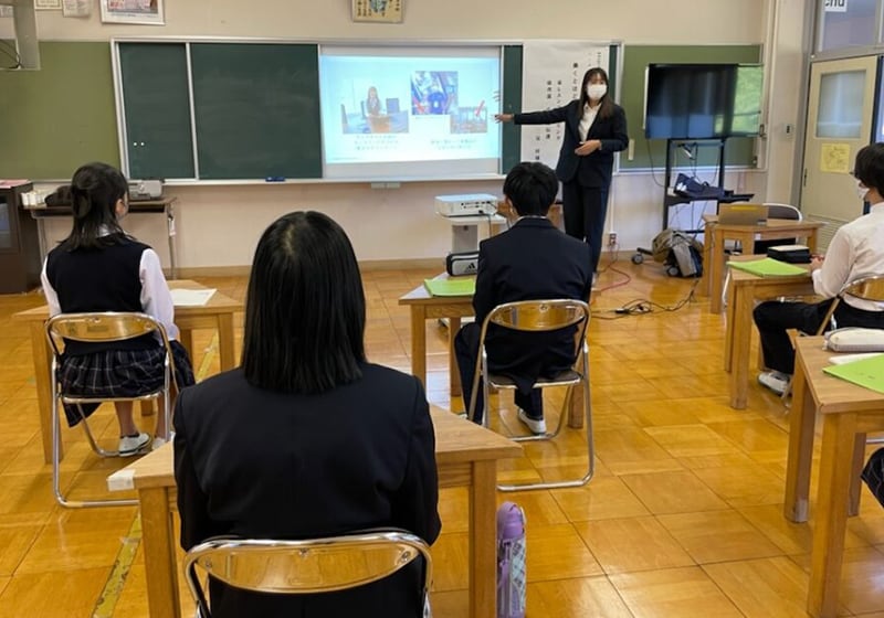 Career-related talk at a nearby junior high school. To help the students imagine their future careers, the Toray employee shared specific anecdotes about her work and how she approaches her job. (Toray Engineering Co., Ltd.)