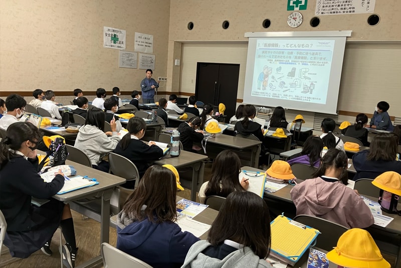 Career-related talk at a nearby junior high school. To help the students imagine their future careers, the Toray employee shared specific anecdotes about her work and how she approaches her job. (Toray Engineering Co., Ltd.)