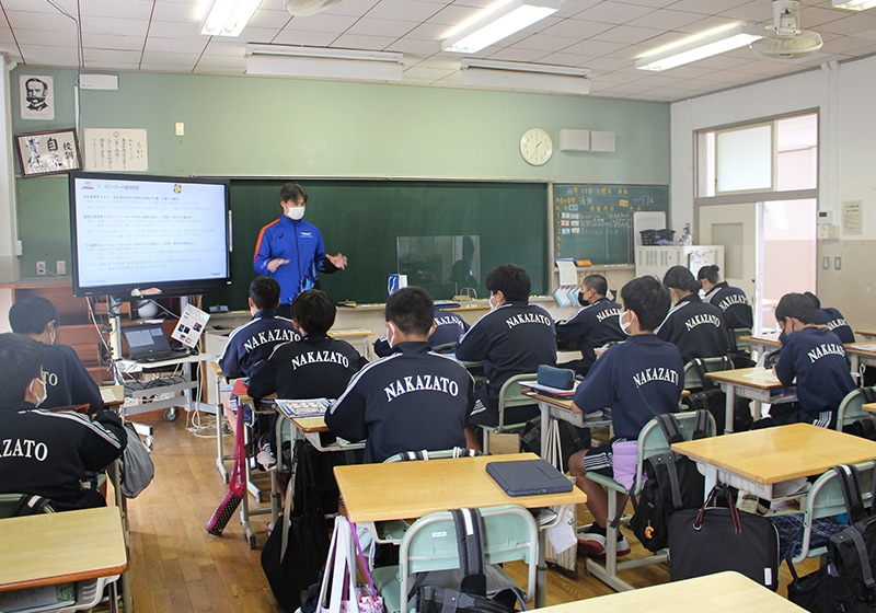 Vocational talk at a local junior high school. The Toray employee talked about having a career as an athlete and the significance of work. (Toray Arrows men’s volleyball team)