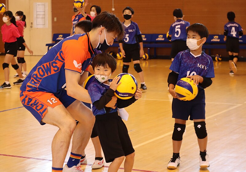 Volleyball clinic for a youth organization in Mishima City. Toray employees worked to bring out the individuality of each child while conveying the joy of volleyball. (Toray Arrows men’s volleyball team)