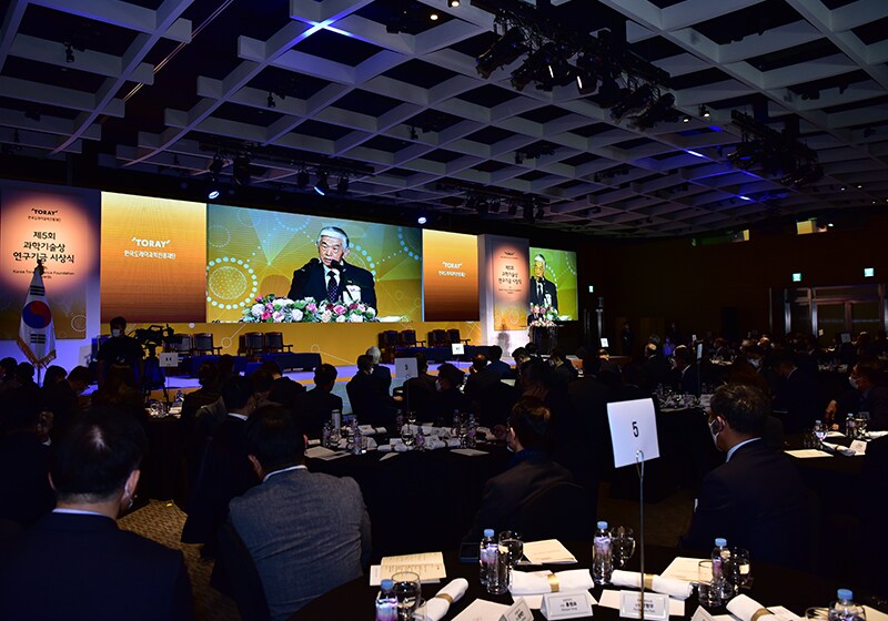 Toray Industries President and KTSF Honorary Chairman Akihiro Nikkaku gives his speech.