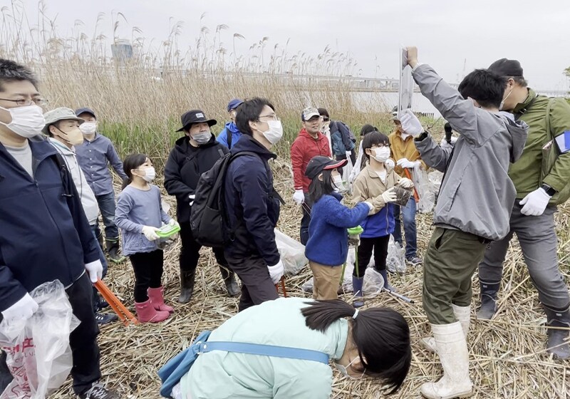 The nature observation activity enabled participants to observe the various types of crabs that live in the Arakawa River and to think about the importance of preserving biodiversity.
