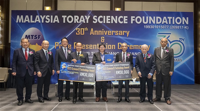 Commemorative photo with award winners