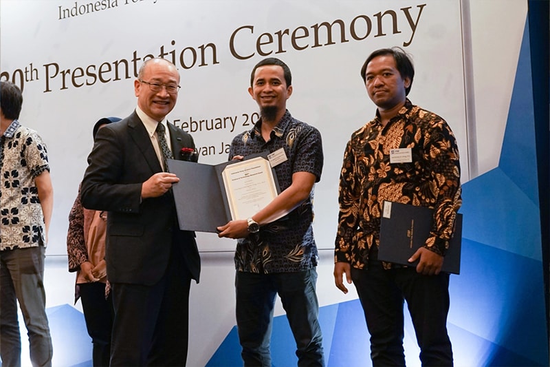 Toray Industries Senior Vice President Shigeki Taniguchi and two Science and Technology Prize winners