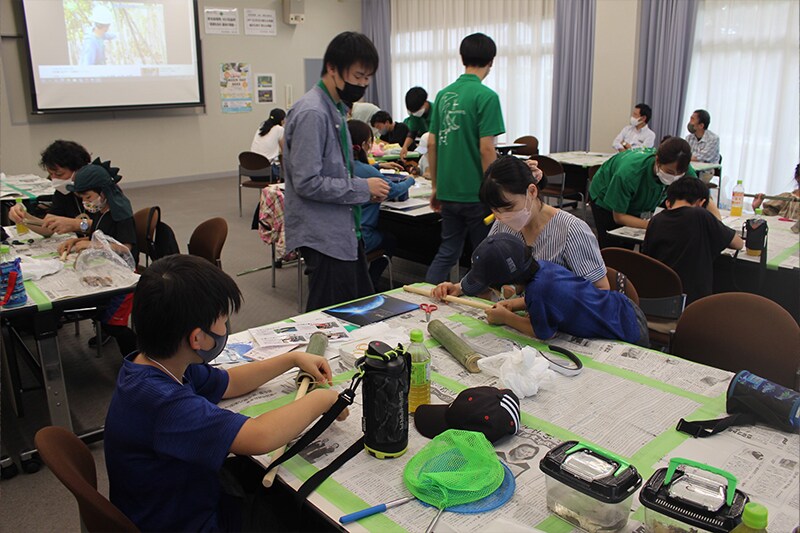 Participants making water guns using the invasive species Moso bamboo during LOVE! GREEN DAY 2022