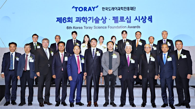 Commemorative photo with award winners