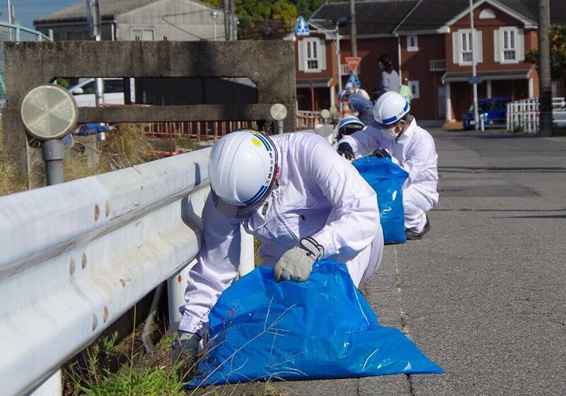 Employees conducted a clean-up activity along the Kanori River drainage canal near th e plant. They performed the work in appreciation of the local people who support the plant on a daily basis. (Toray Industries, Inc. Okazaki Plant)