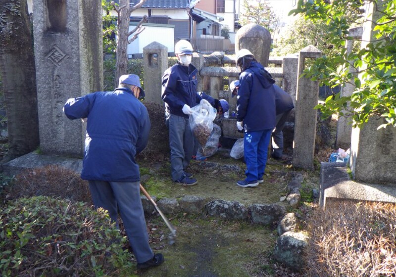 On the anniversary of the death of Imai Kanehira (a famous Japanese military commander who died in 1184), employees cleaned up around the historic Yoroikake-no-Matsu pine tree (on the plant grounds) and at the commander’s grave (offsite). (Toray Industries, Inc. Shiga Plant)