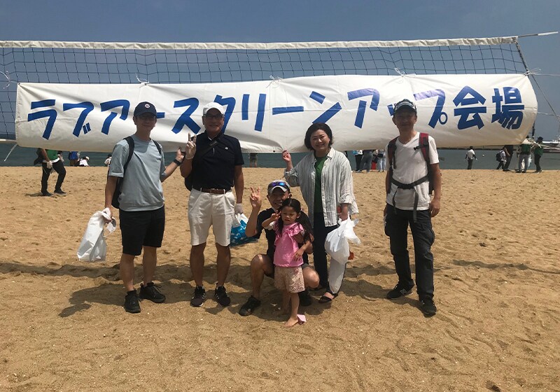 As a practical way to think globally and act locally, employees participated in the Love Earth Clean-up campaign, which was started by local citizens, companies, and government agencies working together. (Toray Industries, Inc. Kyushu Branch)