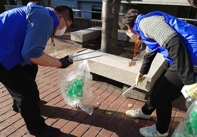 As part of efforts to welcome visitors to Osaka’s Nakanoshima district and beautify the area, employees participated in a clean-up of the district’s greenways and sidewalks, working together with other Nakanoshima Mitsui Building tenants, neighboring companies, and local residents. (Toray Alphart Co., Ltd. )