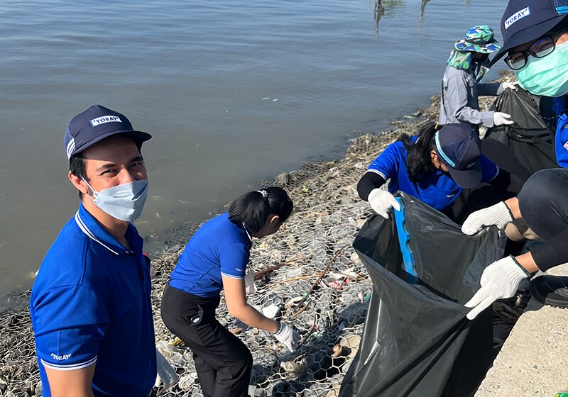 In order to help reduce marine waste and protect natural resources on the Bang Pu coast, employees participated with government agencies, industrial organizations, and local residents in the Bang Pu Marine Conservation Project. [Toray Textiles (Thailand) Public Company Limited]
