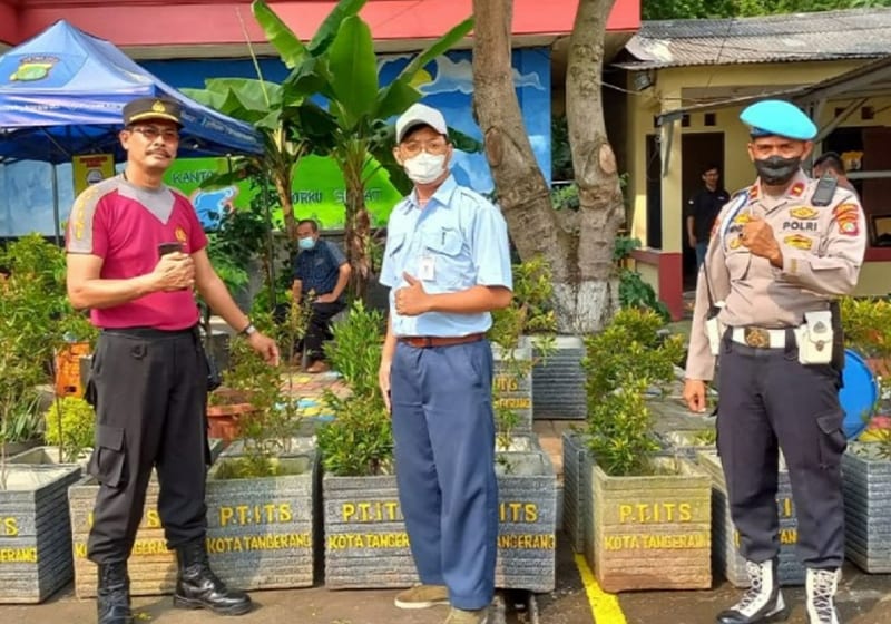 The company provided plant seeds to local organizations and community groups in Tangerang to support a local greening campaign, Go Green. (P.T. Indonesia Toray Synthetics)