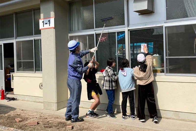 Employees picked up litter along roads leading to the plant and cleaned up Yahagi Minami Elementary School, which many of the employees' children attend. These efforts were planned to commemorate the third year of the plant’s neighborhood clean-up activities, which began in 2021 as part of local community contribution efforts. (Toray Industries, Inc. Okazaki Plant)