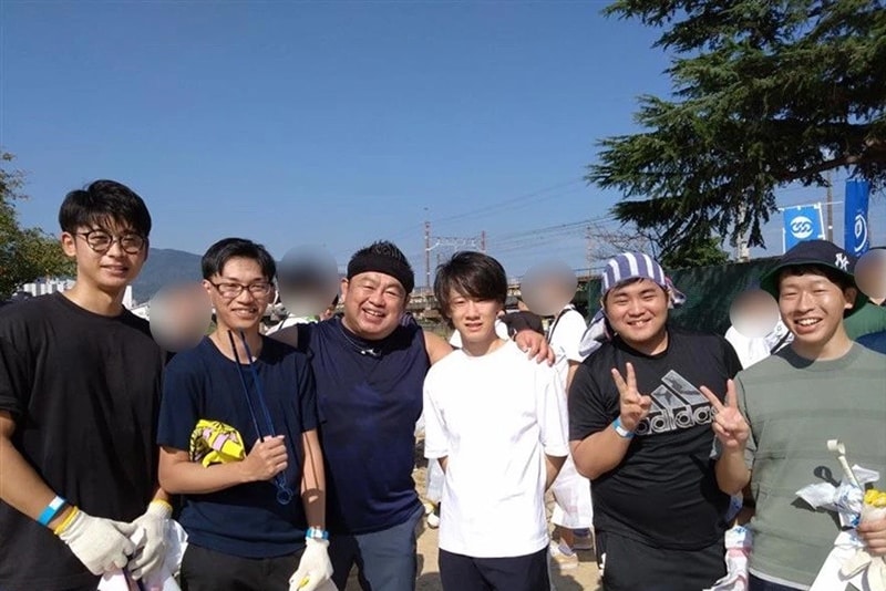Students participated in the Lake Biwa Clean Campaign, which coordinates prefecture-wide clean-up activities to protect the environment of Lake Biwa. (Toray School of Technology & Business)