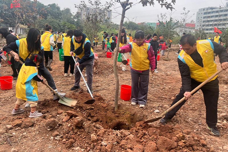 As part of greening efforts, employees participated in a tree-planting activity in collaboration with the local industry community. [Toray Film Products (Zhongshan) Ltd.]