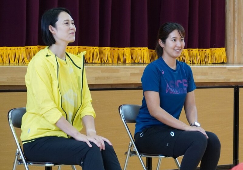Ms. Oyama (left) and Ms. Futami (right) answer students’ questions.