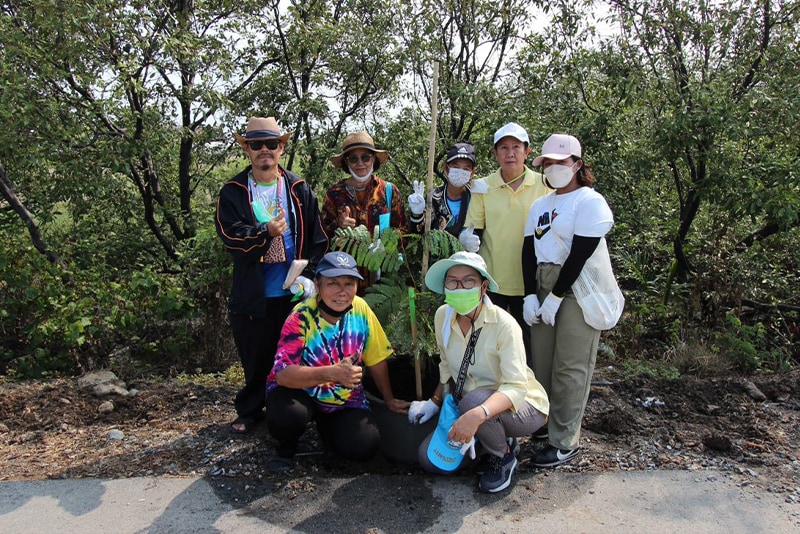 To mark Labor Day 2023, employees carried out tree planting and clean-up along the seaside promenade at nearby Bang Pu Recreation Center. They also installed sprinklers for automatic watering of the plants. [Toray Textile (Thailand) Public Company Limited]