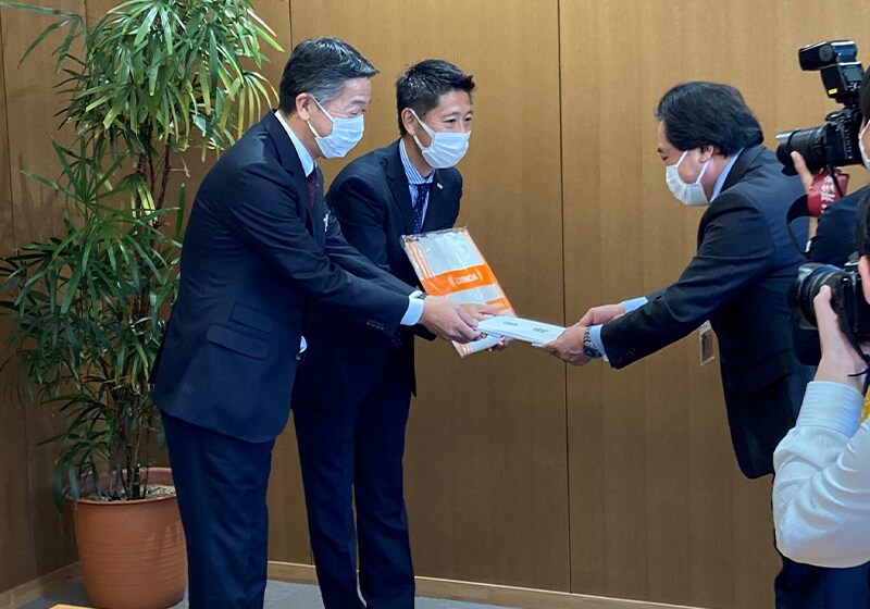 To help support recovery after the heavy rains and flooding that occurred in Japan’s Hokuriku and Tohoku regions in August 2022, Toray donated 500 units of its LIVMOA™ dust protective clothing, which is both dust-proof and breathable. The presentation was made in Nagai City, Yamagata Prefecture, where Suiki Technos, Ltd., a group company of Suido Kiko Kaisha, Ltd. was contracted to perform maintenance and management work. (Toray Industries, Inc, Suido Kiko Kaisha, Ltd.)