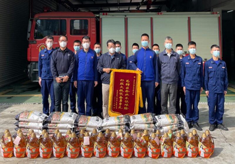 Rice and cooking oil were donated to a local fire department to help with the establishment of a regional firefighting system. [Toray Plastics (Shenzhen) Ltd.]