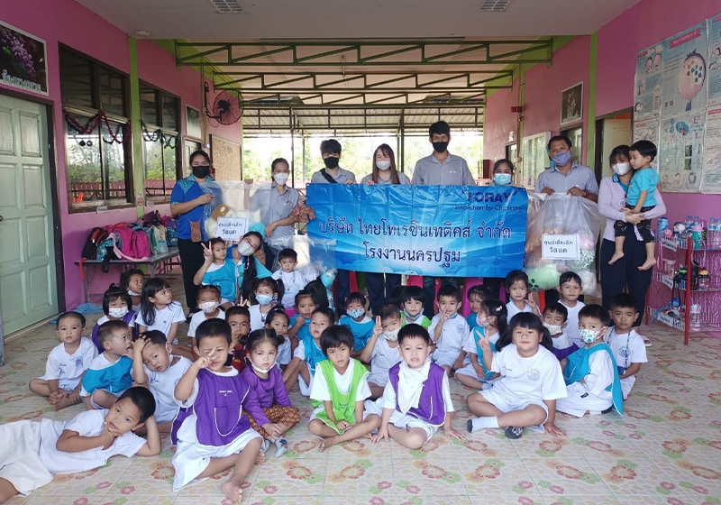 Employees provided gifts to a small neighborhood school on Children's Day, expressing wishes for the health and happiness of the children. (Thai Toray Synthetics Co., Ltd.)