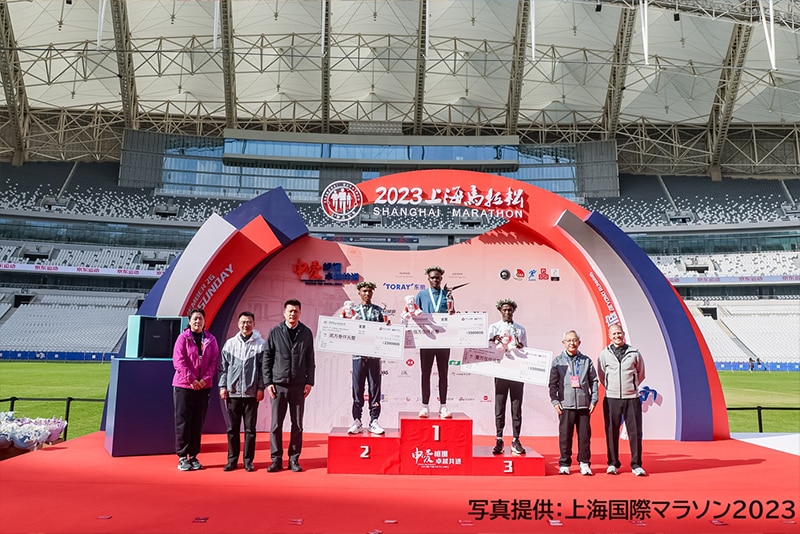 Medal ceremony for the men's full marathon. Toru Kutsuzawa, chairman of Toray Industries (China) Co., Ltd. (second from right), presented the medals.