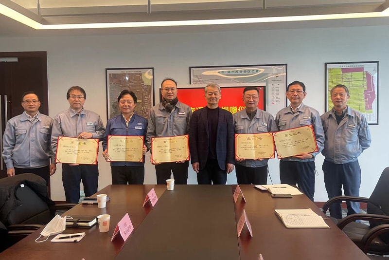 Toray Group donated a total of 100,000 yuan to a local charity association for community development in Nantong, China. This annual activity began in 2012 and the 12th such donation was made in fiscal 2023. (Five Toray Group companies in the Nantong area)