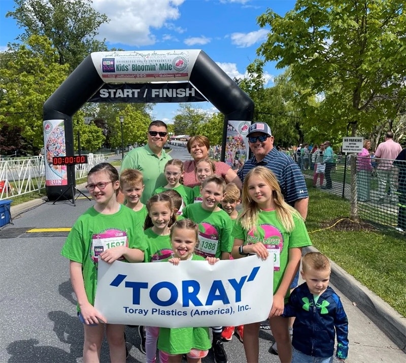 Toray supports the Shenandoah Apple Blossom Festival, held every spring in the U.S. state of Virginia. The festival features over 40 events over 10 days and attracts more than 250,000 visitors. Toray sponsored the Kids’ Bloomin’ Mile Race for children aged 6 to 14, and six children of Toray employees participated. [Toray Plastics (America) , Inc.]