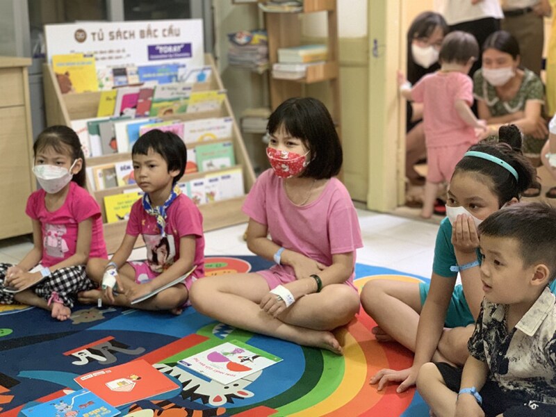 Picture books were donated to a local hospital, and employees read aloud to the children. [Toray Industries（H.K.）Ltd., Vietnam]