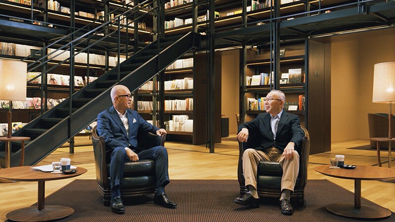 Conversation between Uniqlo Chairman Yanai (right) and Toray President Ohya (left) at the Toray Employee Forum