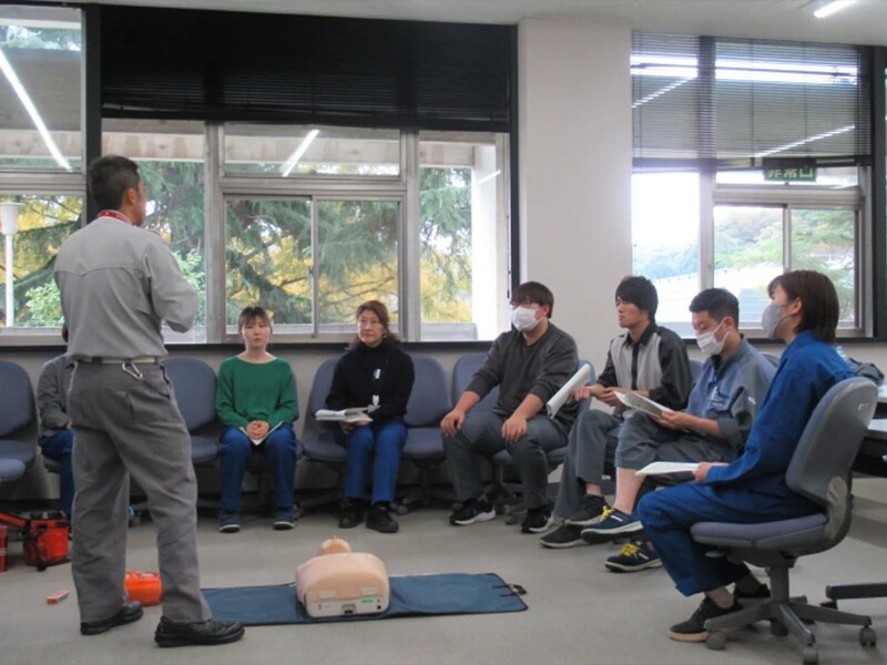 Employees listening intently to the experiences of a paramedic [Toray Industries Inc. Basic Research Center (Kamakura)]
