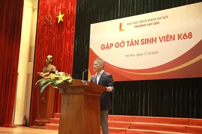 The general manager of the General Administration & Human Resources Department at THKVN delivering a congratulatory speech at a welcome ceremony for students entering Hanoi University of Science and Technology