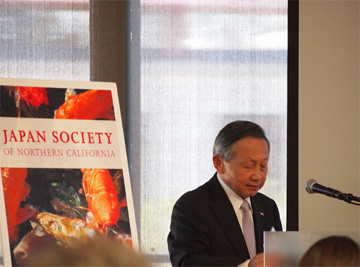 授賞式でスピーチをする田中前東レ代表取締役副社長・CTO
