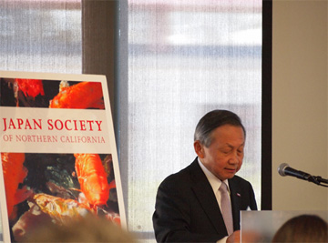 授賞式でスピーチをする田中前東レ代表取締役副社長・CTO